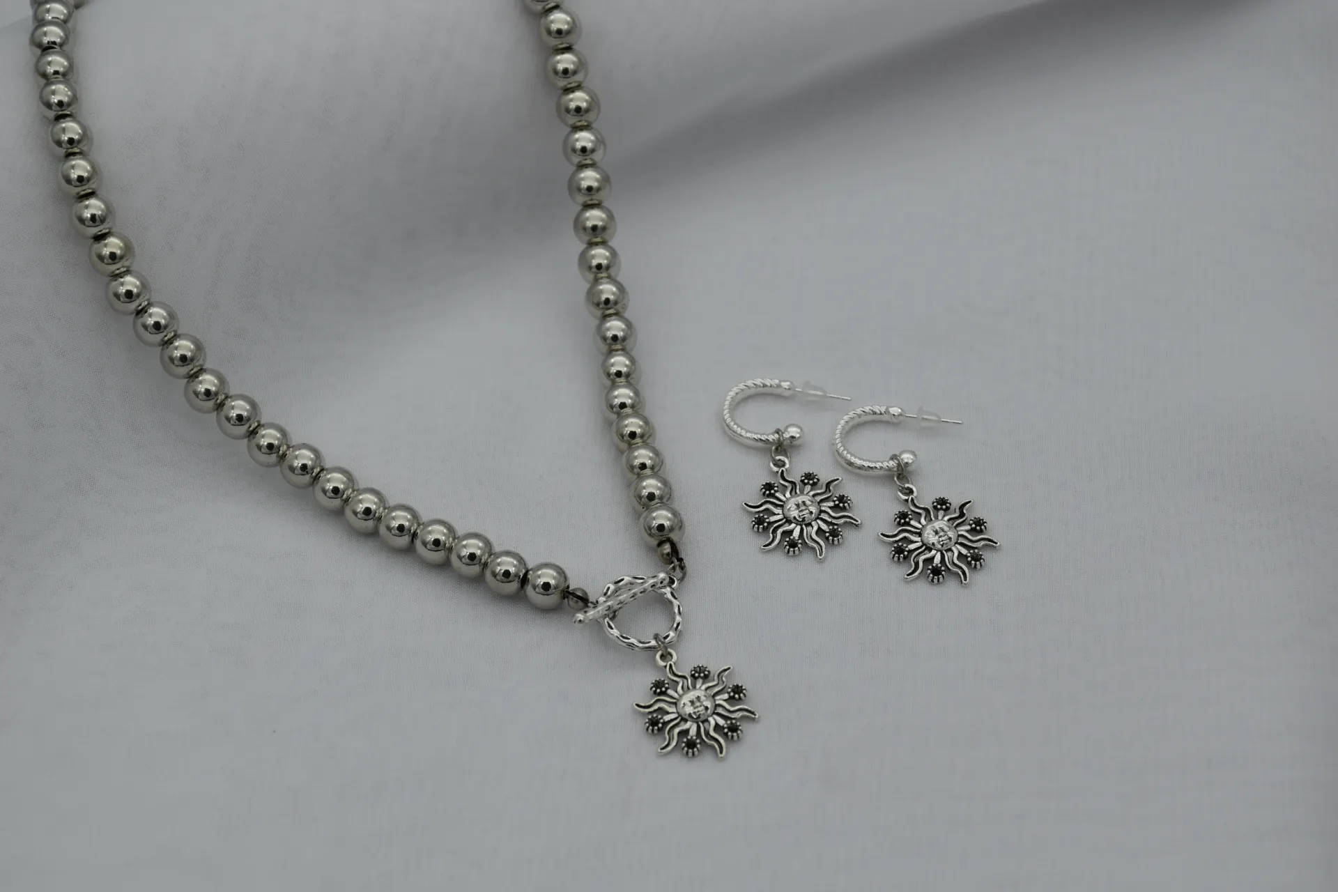 Collar sol plateado