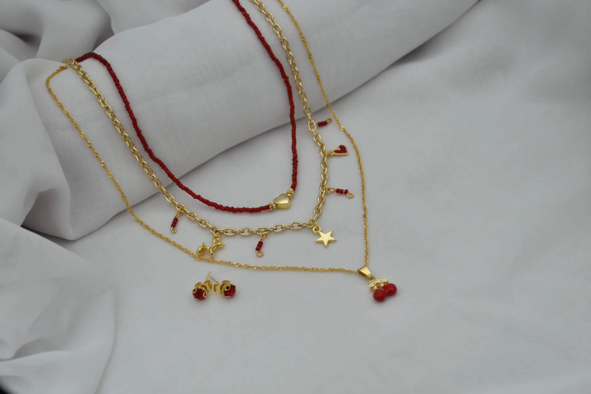 Collar triple dorado con detalles en rojo
