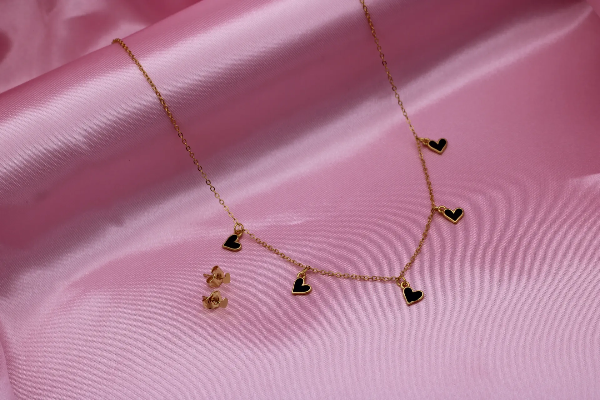 Collar dorado con dijes de corazones