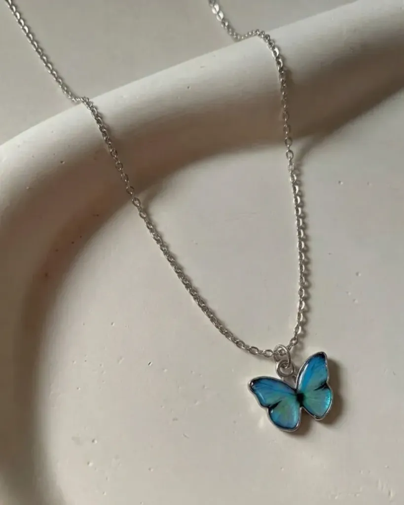 Collar plateado de mariposa azul