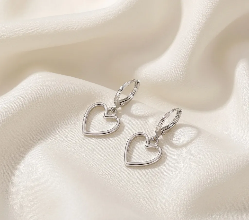 Aretes plateados de corazón
