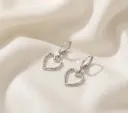 Aretes plateados de corazón