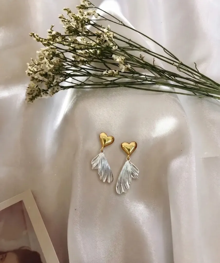 Aretes dorados con plateado de corazón y forma de ala