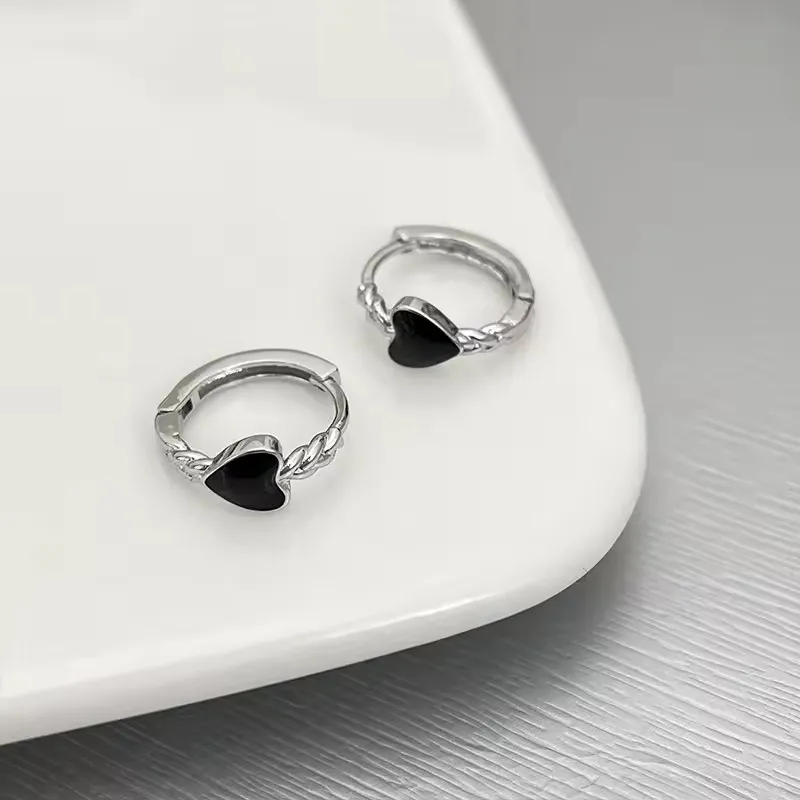 Aros plateados con detalle de corazón