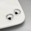 Aros plateados con detalle de corazón