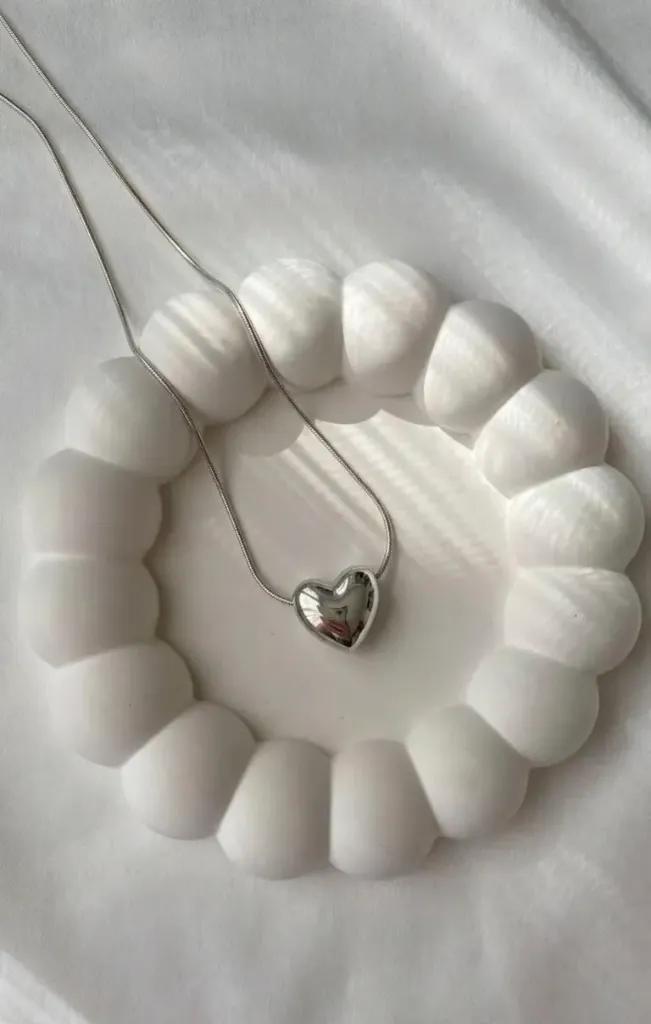 Collar plateado de corazón