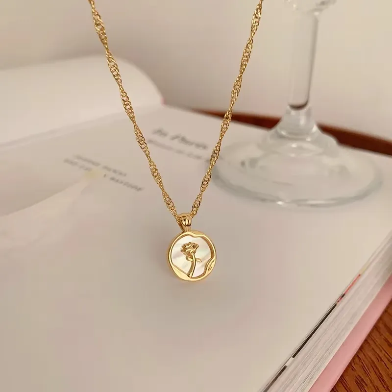 Collar dorado con detalles blancos