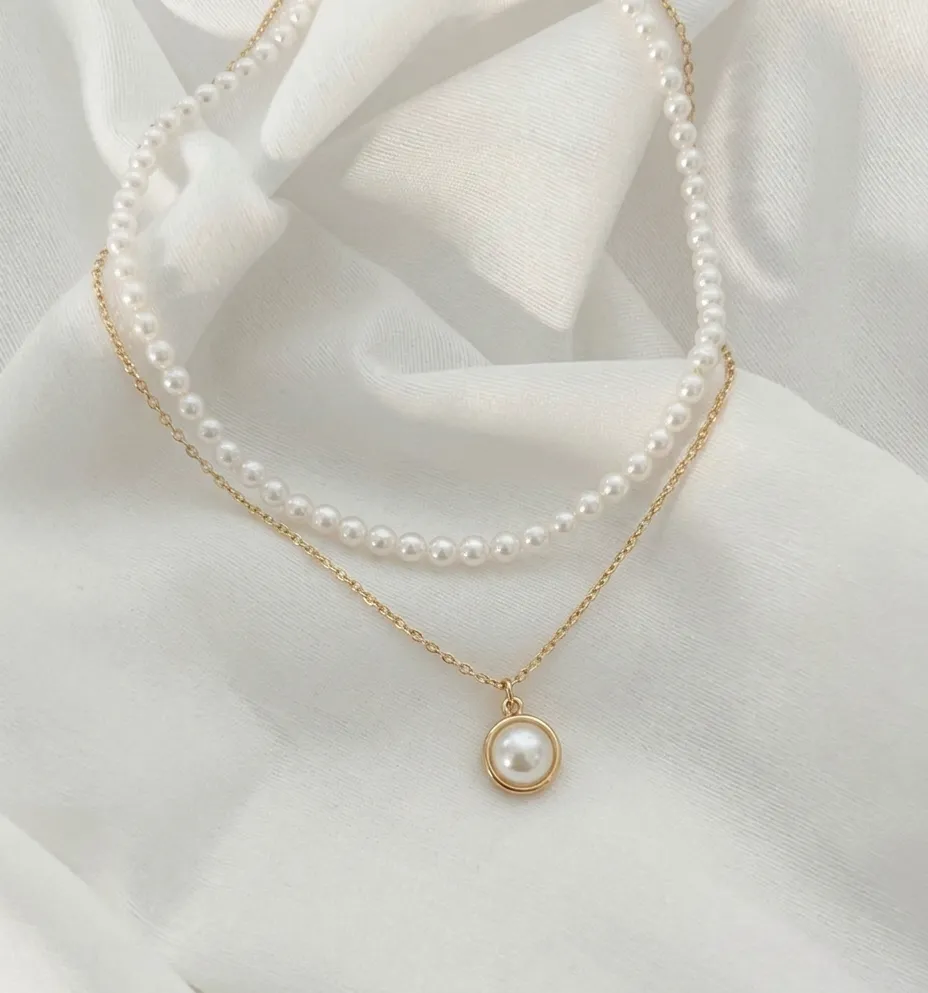 Collar dorado con perlas