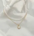 Collar dorado con perlas