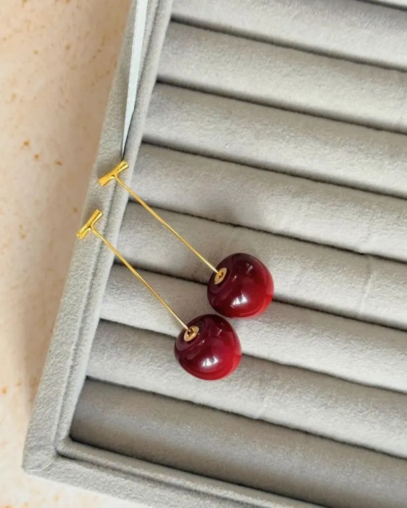 Aretes de cereza dorados