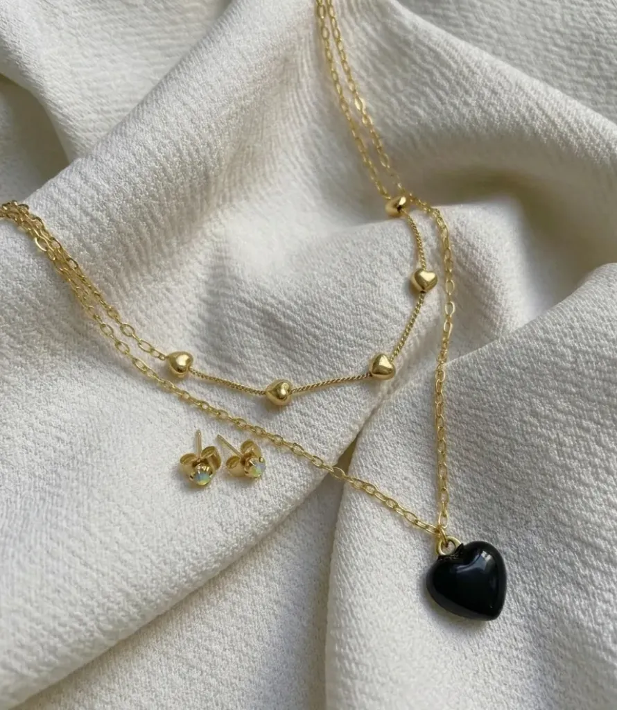 Collar dorado con dijes de corzones