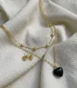 Collar dorado con dijes de corzones