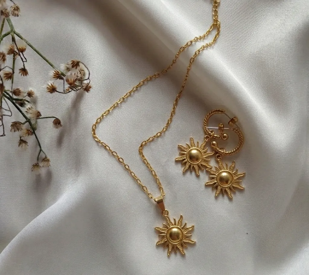 Set collar y aretes dorados