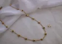 Collar dorado con dijes de corazon