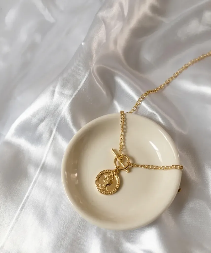 Collar dorado con dije de moneda