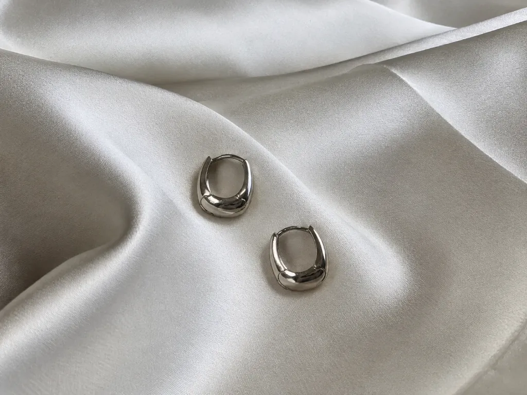 Aretes plateados cerrados