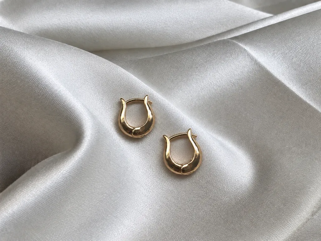 Aretes dorados cerrados