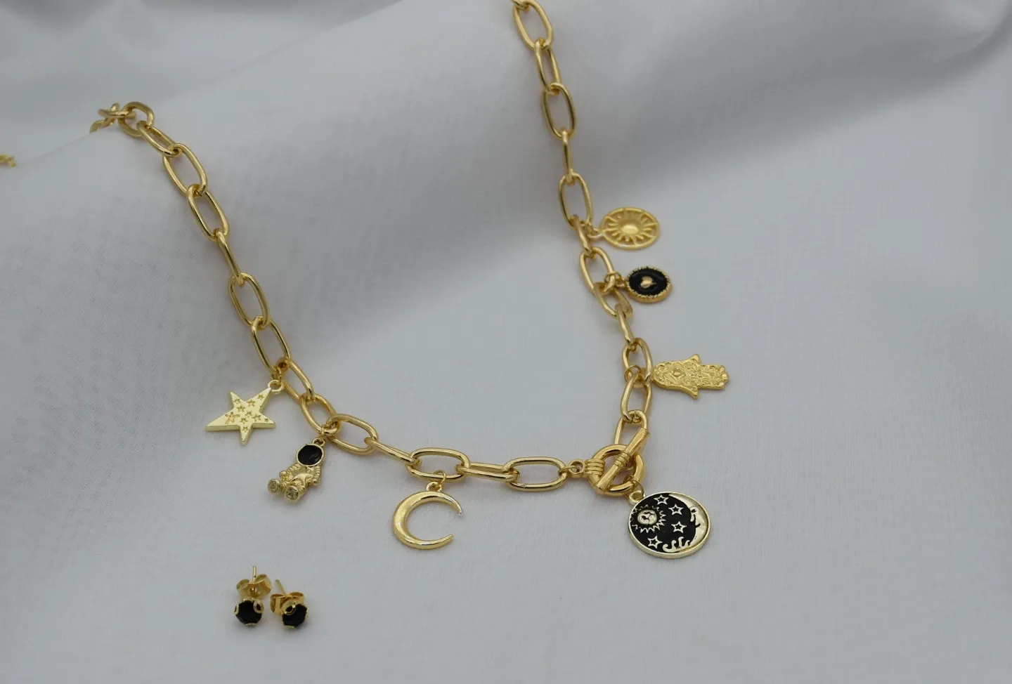 Collar dorado con dijes astronauta
