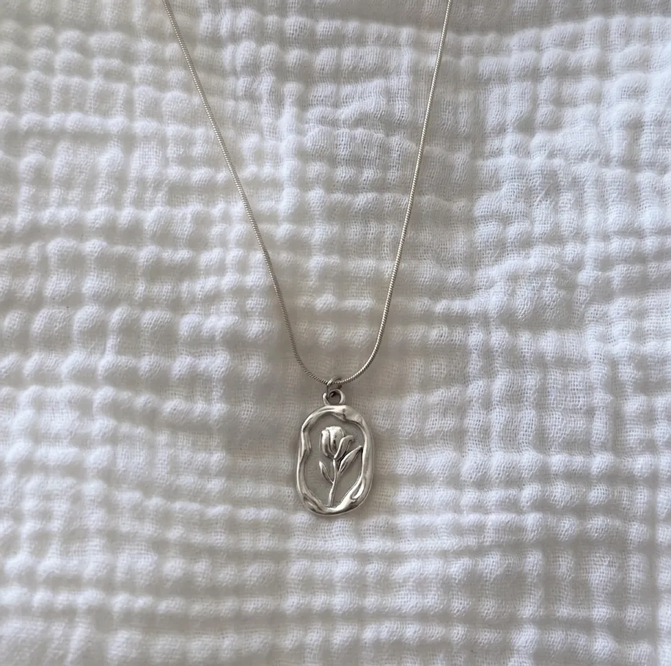 Collar plateado de flor