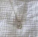 Collar plateado de flor